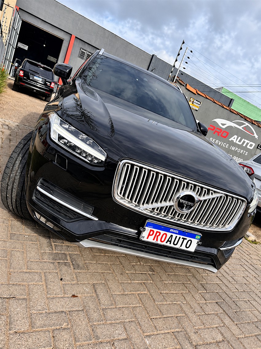 Volvo em frente à fachada da Pro Auto Service Imports