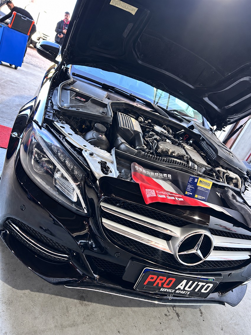 Mercedes-Benz com capô aberto na oficina Pro Auto